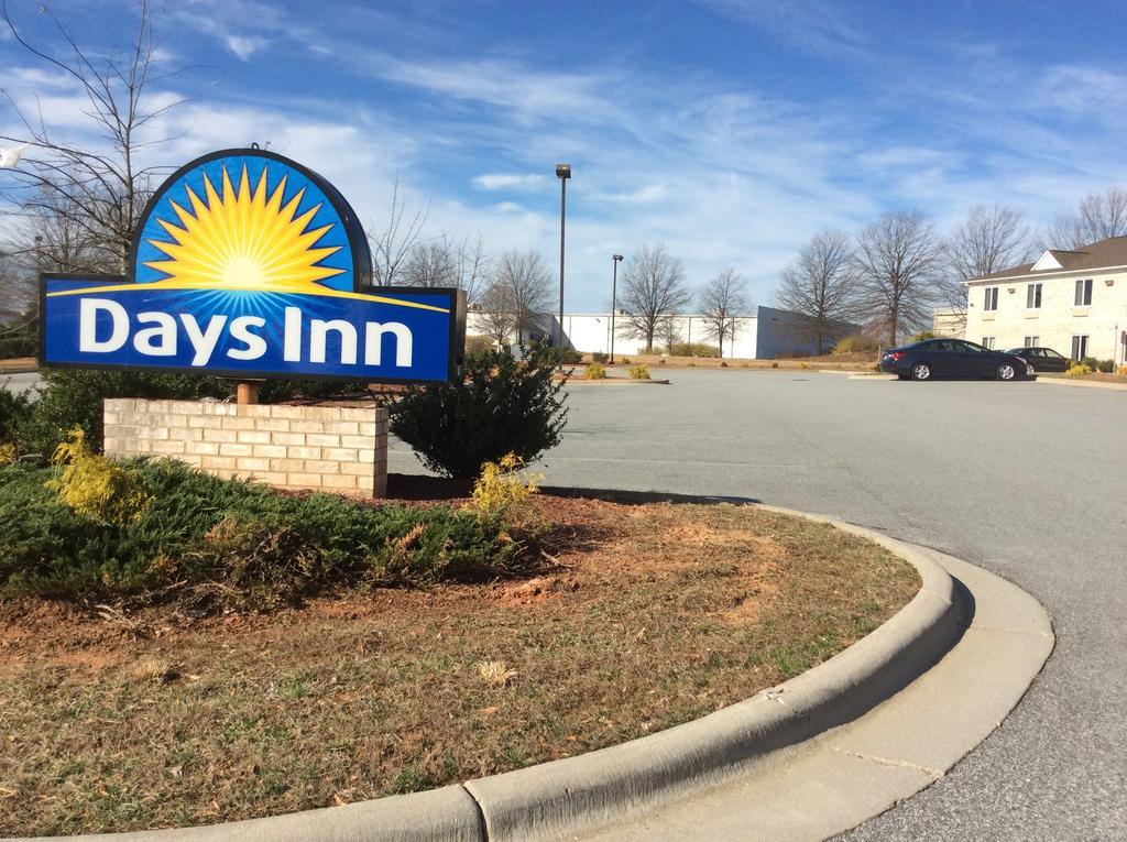 Days Inn By Wyndham Greensboro Nc Dış mekan fotoğraf